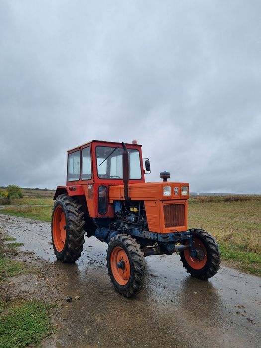 Vând tractor U 650 cu plug cu 3 brazde
