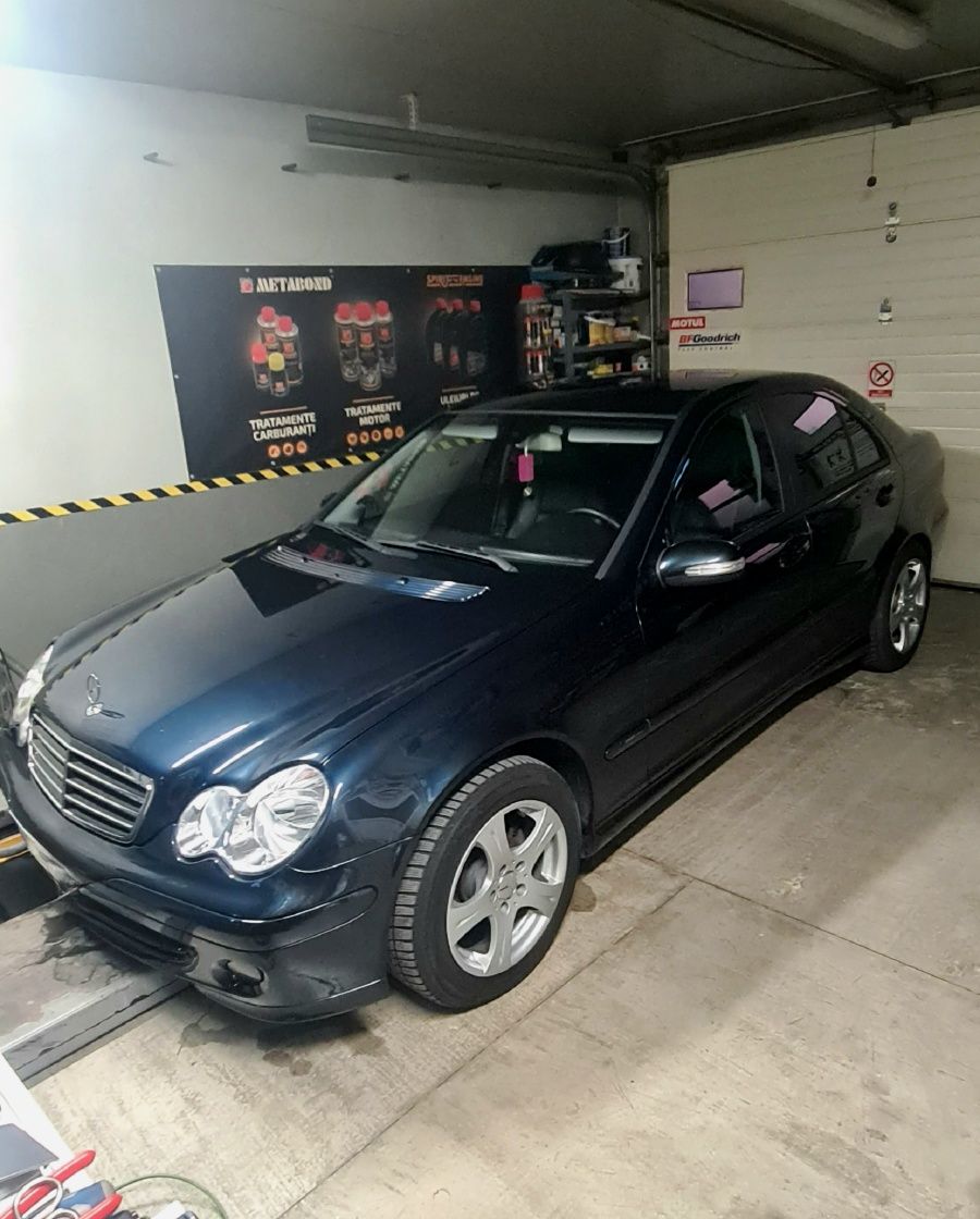 Dezmembrez Mercedes w203