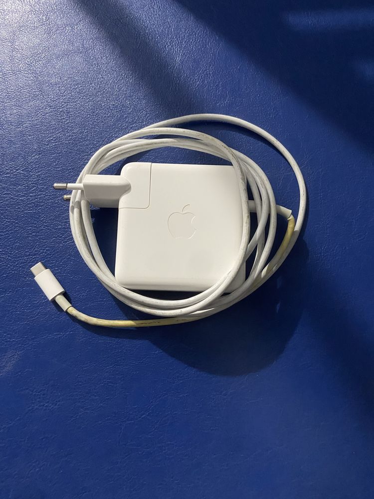 Продавам Macbook pro 13 2020