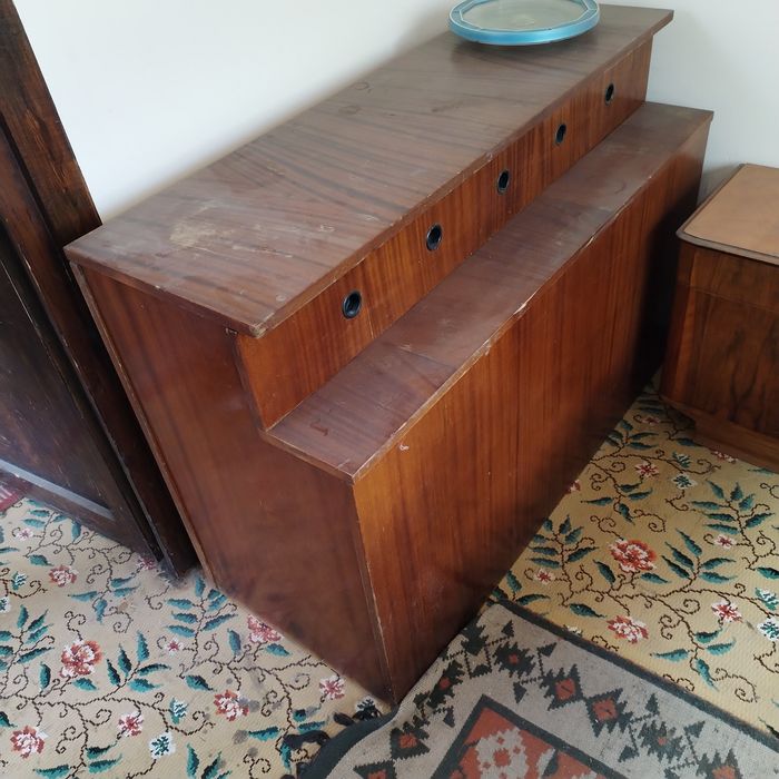 Мебели стари столове , абажур , маси и нощни шкафчета.