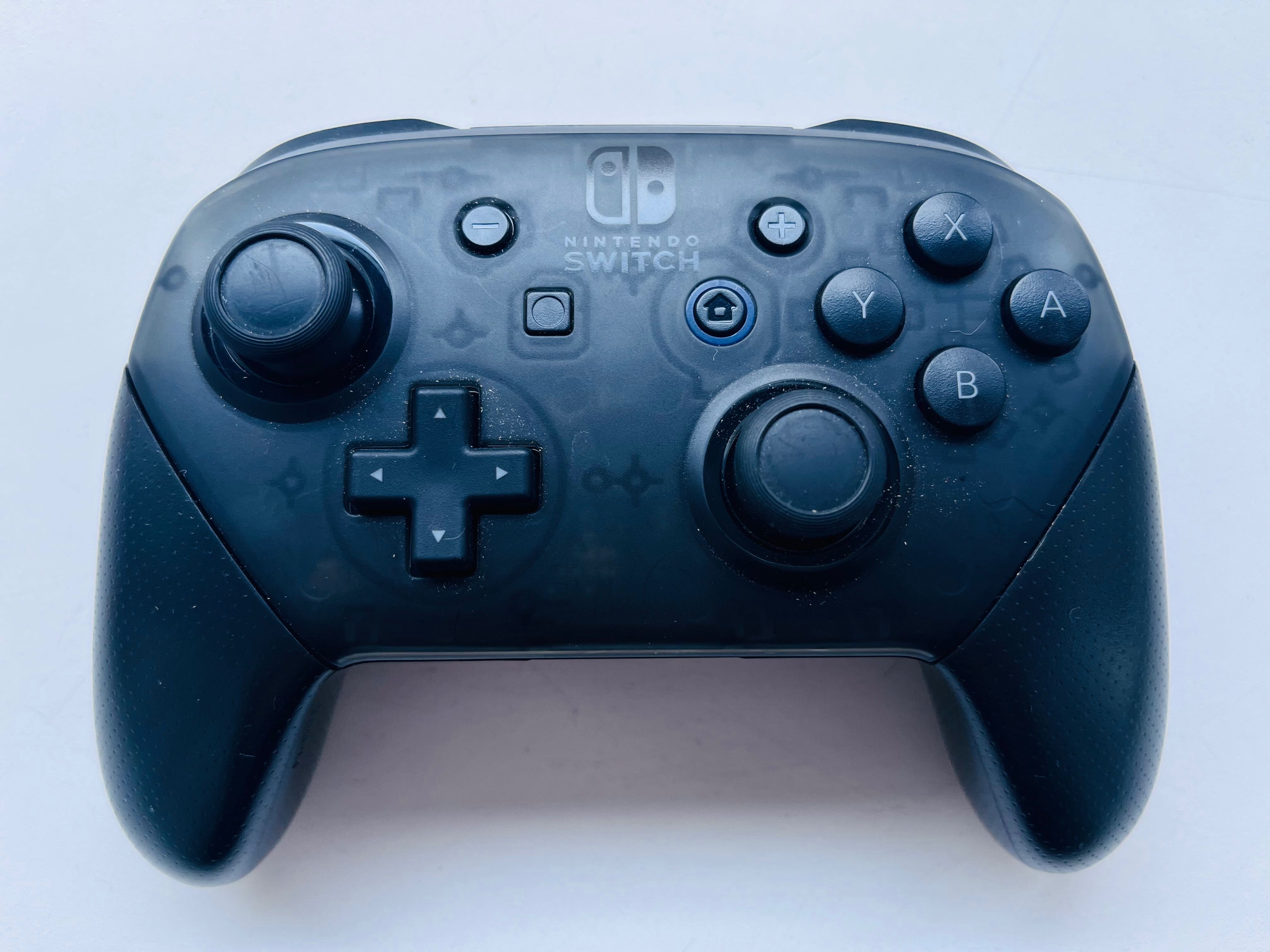 Nintendo Switch + Pro Controller (чипованная и прошитая)
