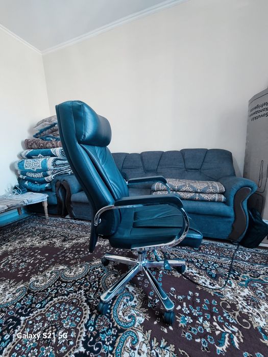 Ofisniy kreslo yarim narxiga