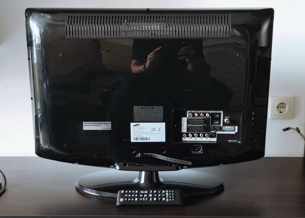 SAMSUNG 26 инчов ТВ с дистанционно