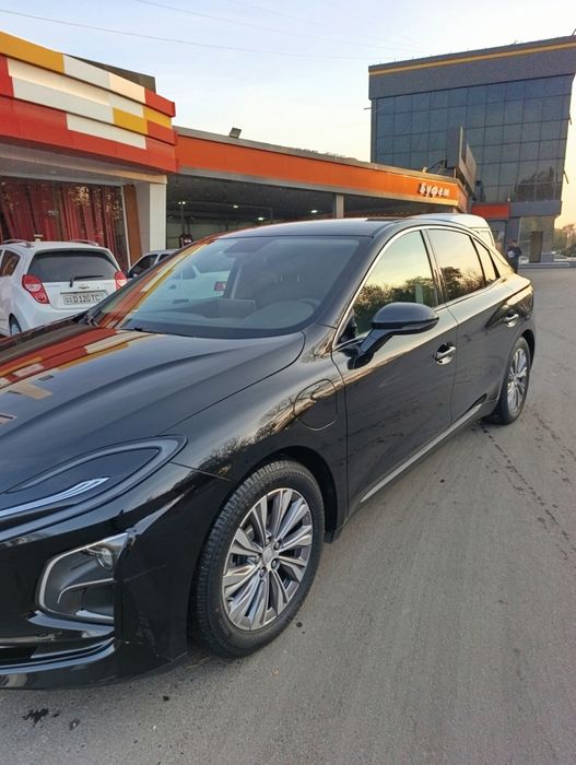 Hongqi eqm5 yaxshi xolatda