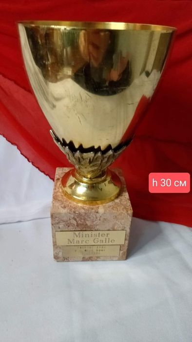 Купа с мраморна поставка