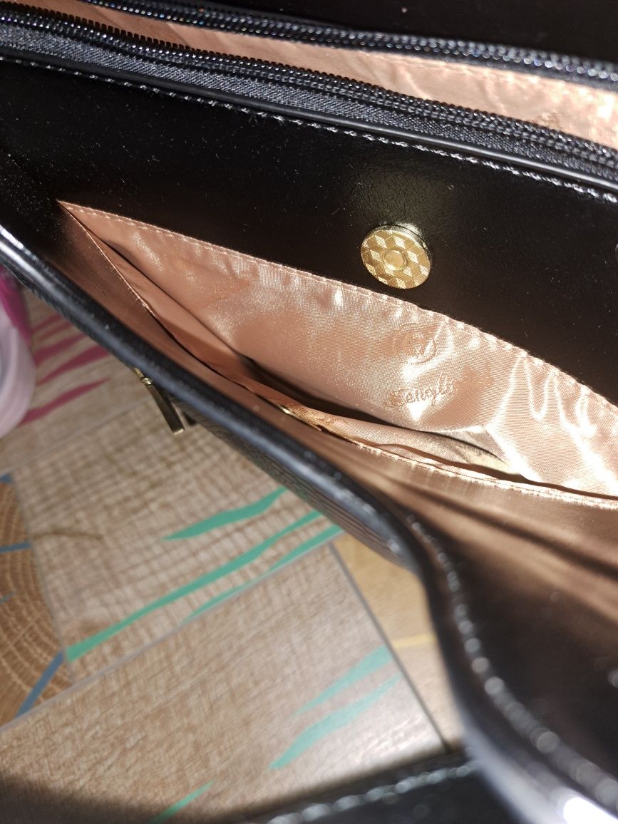 Лилава дамска чанта със змийски мотиви
