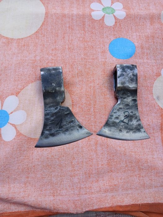 Topoare din foi de arc forjate manual