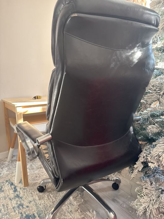 Кожанное кресло, рабочее для кабинета. Или просто для отдыха
