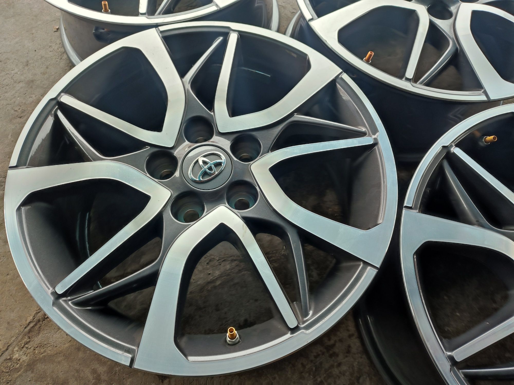 17" оригинални алуминиеви джанти за Toyota C-HR,Corolla,Camry...