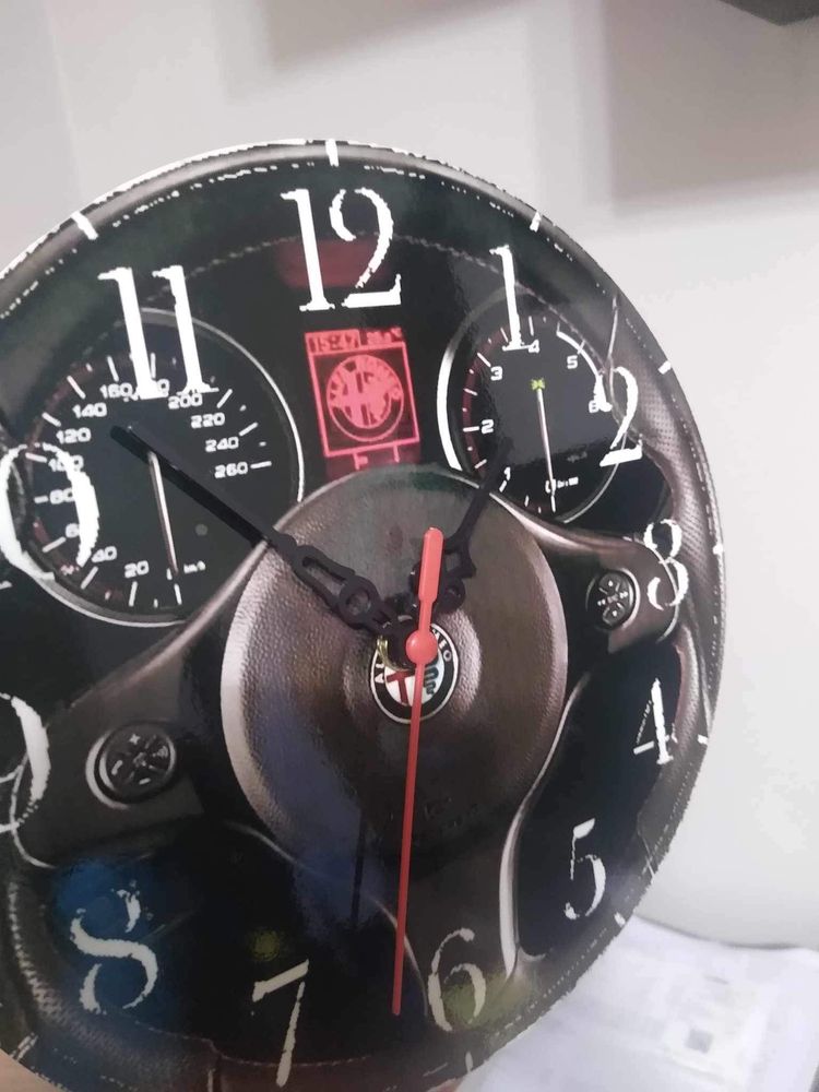 Стенен MDF часовник с уникален дизайн