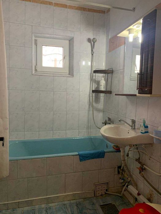 Apartament 3 camere de vânzare | Etaj 1 | Balcon | Geam la baie |