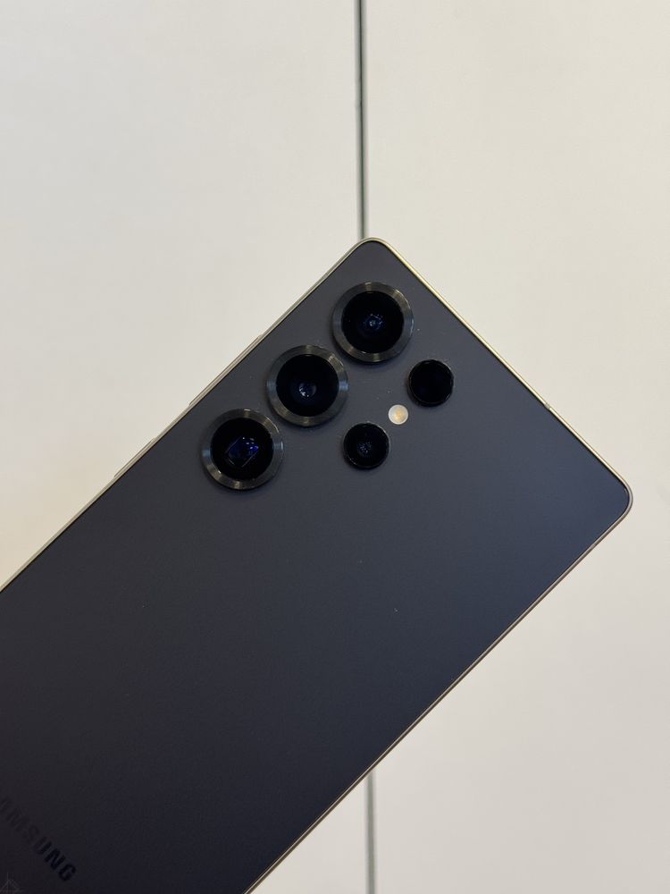 Продавам отличен Samsung S25 ULTRA