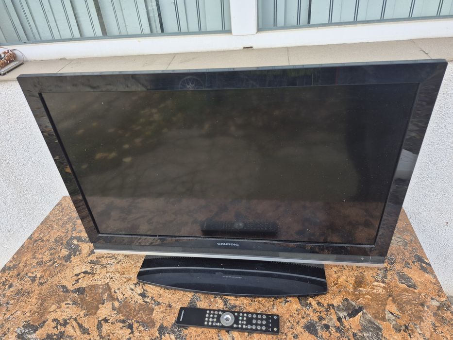 Vând televizor LCD marca Grunding model 32 inci 80cm cu telecomanda