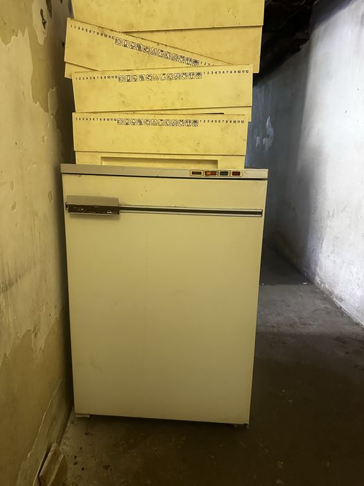 Продам старый морозильник