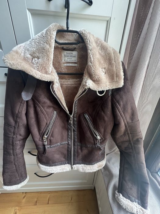 Geaca blana Bershka ( imblanita)