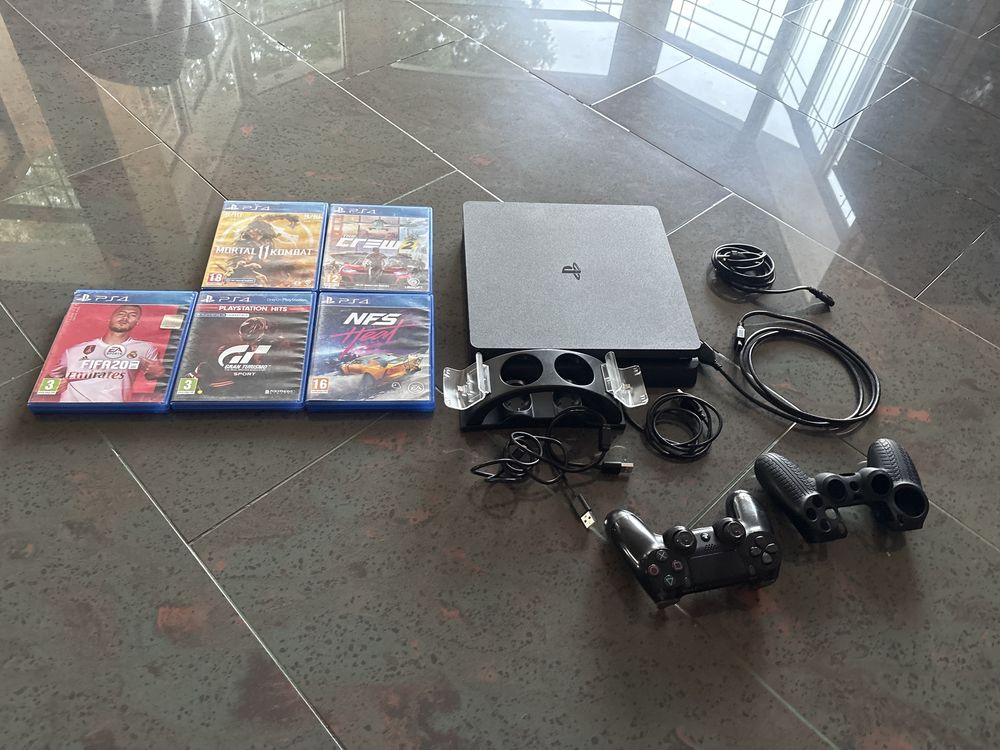 Playstation 4 slim с 500 гигабайта памет
