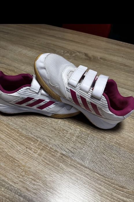 Vand 2 perechi de adidas