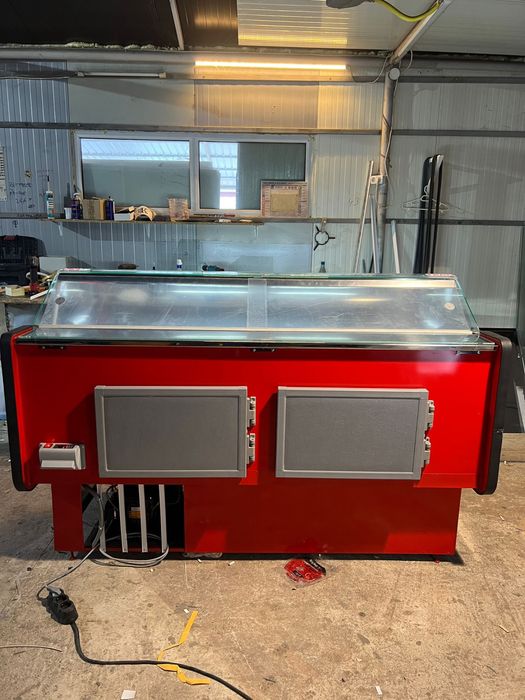 Vitrina frigorifica cu geam curbat pentru mezeluri