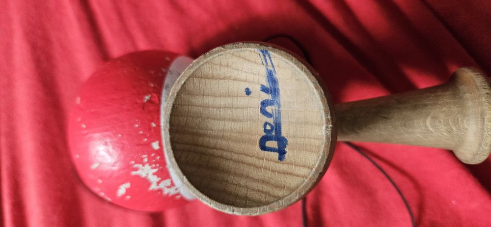 Kendama krom pop rosie semnata de xremus si de dani