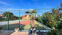 Cabana cu piscina, jacuzzi, sauna si teren sport