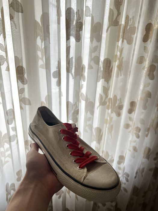 Конверсы с красными шнурками