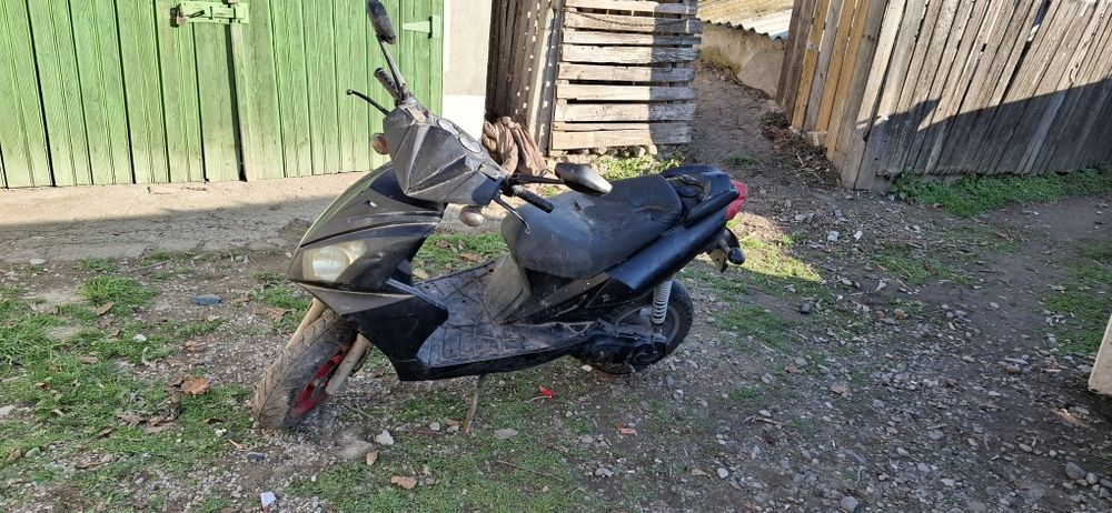 Vand scuter lonjia  cu motor de malaguti  f15 acte in regula