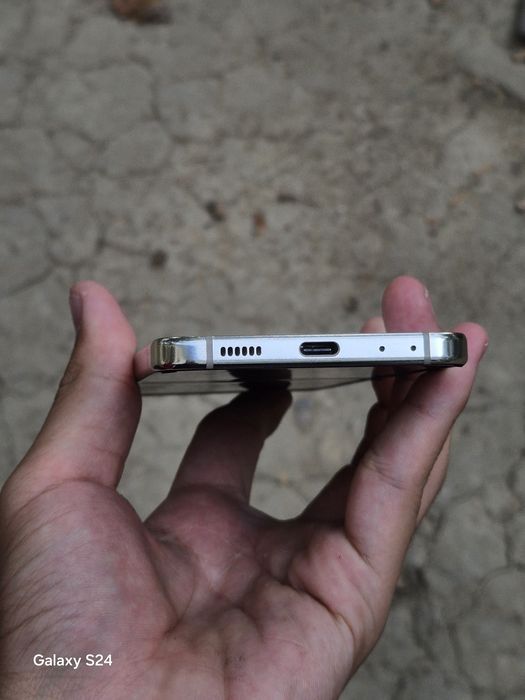 Samsung Galaxy Z Flip 5 300$