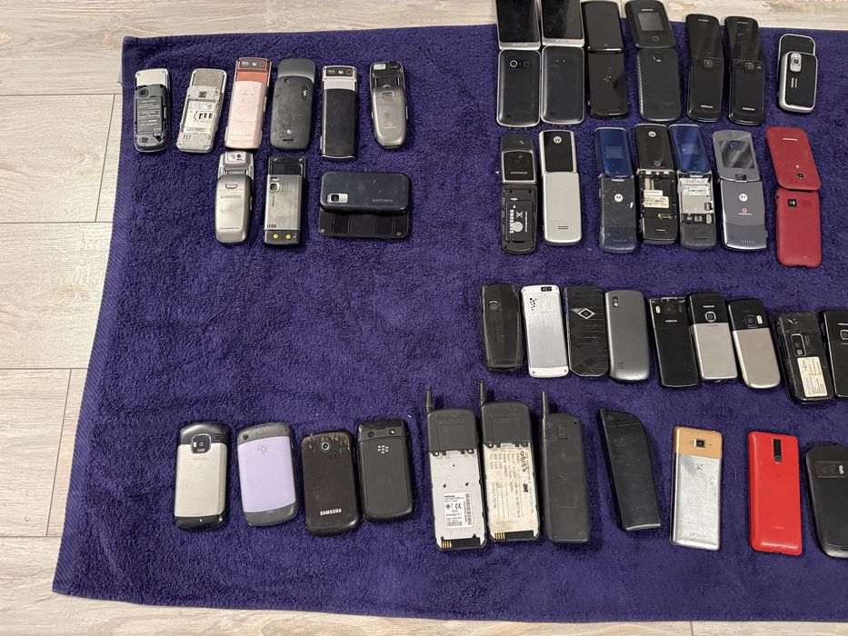 Lot Telefoane Vechi Probabil De Colectie