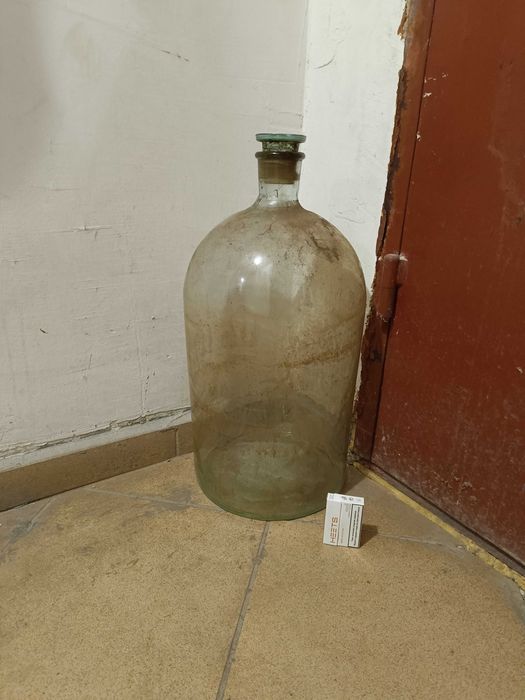 Стара дамаджана със стъклена тапа