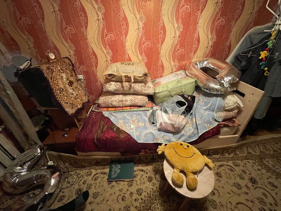 Кровать и столы бесплатно.