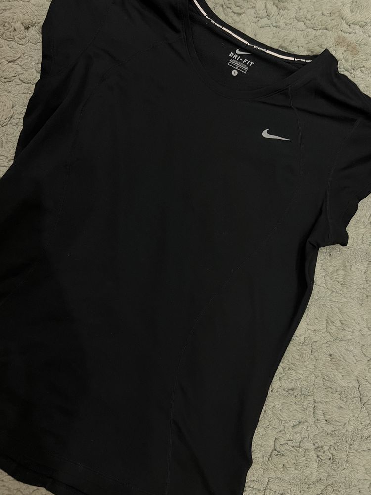 Продавам дрехи NIKE