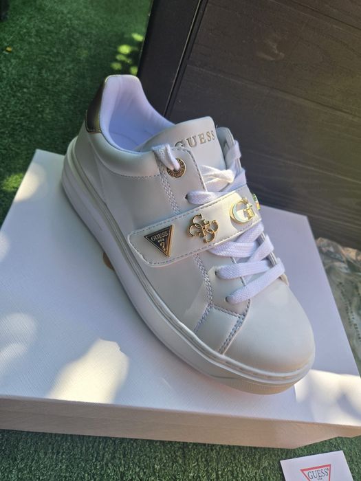Adidași noi Guess