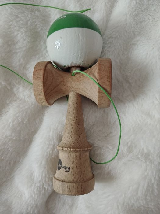 Kendama USA + ața de rezervă.
