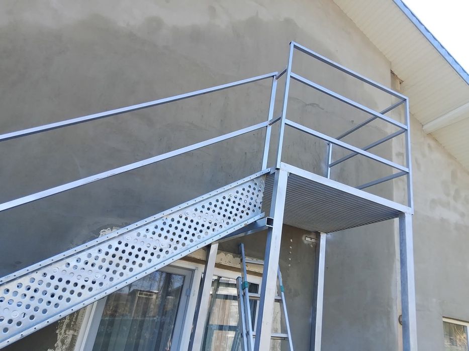 Scări metalice zincate