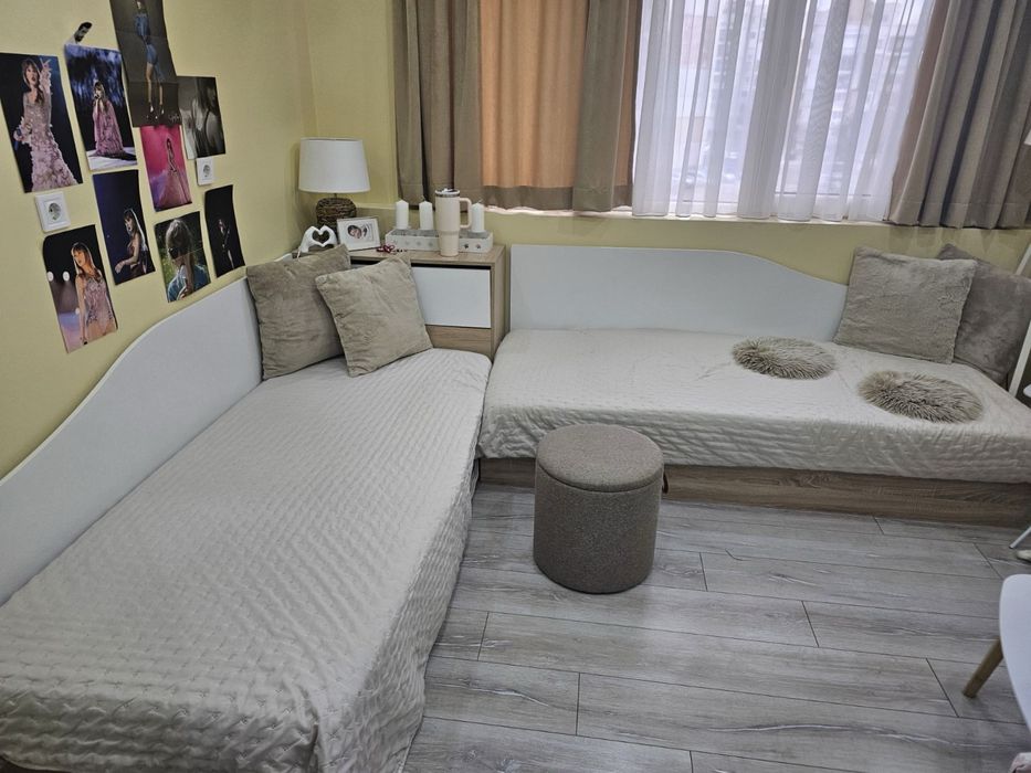 Единични легла и тоалетка