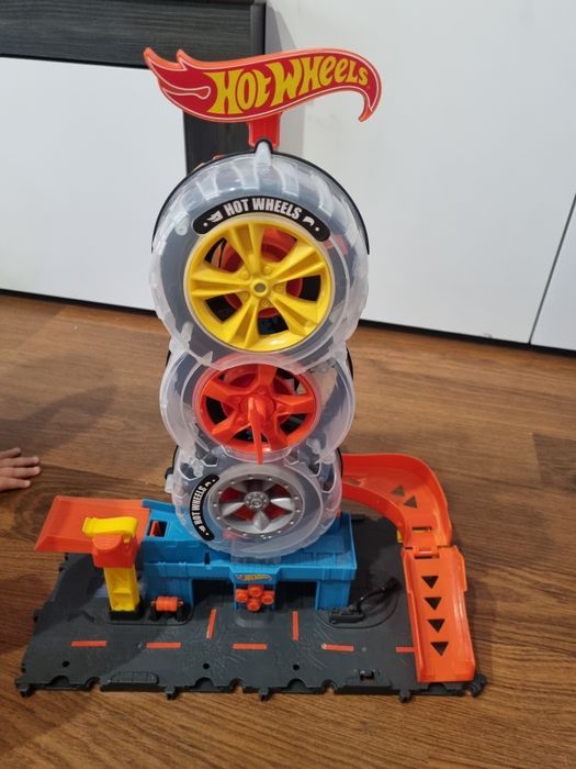 Set de joaca Hot Wheels City, Atelierul de pneuri