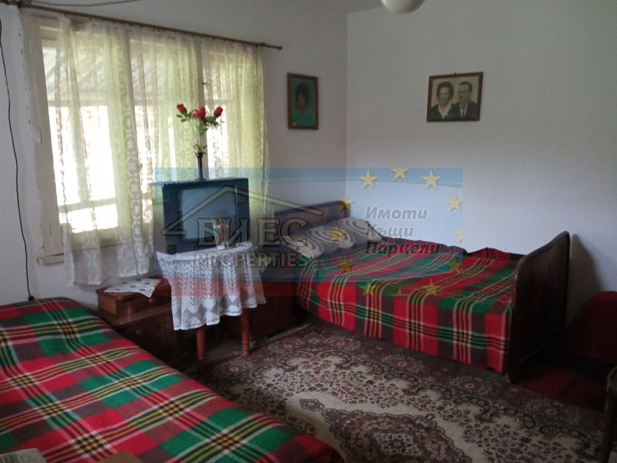 Къща с двор 4 дка в с. Калугерово