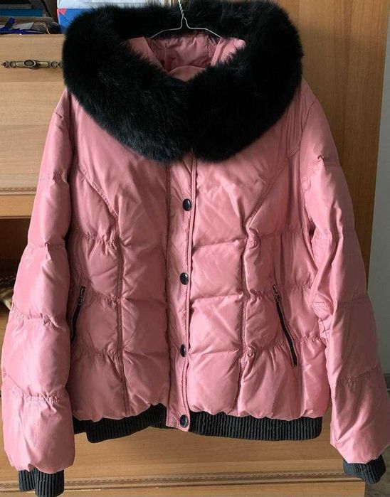 Демисезонная куртка с меховой отделкой капюшона
