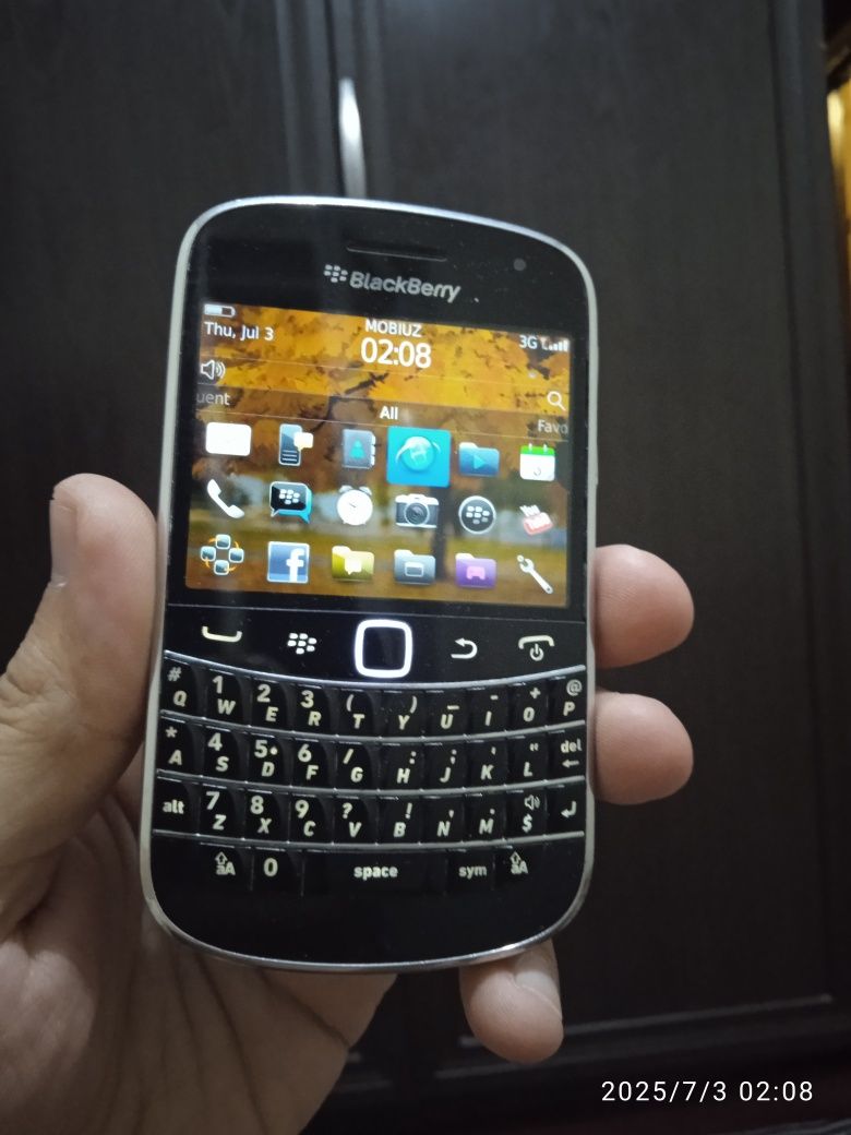 Blackberry 9900.
