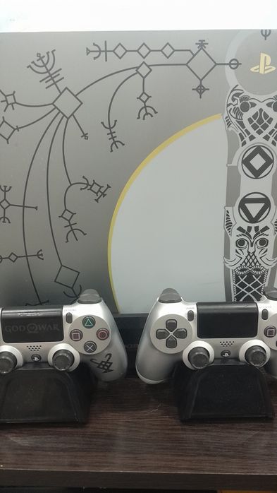 Очень классный PlayStation 4 Sony Pro очень много игр