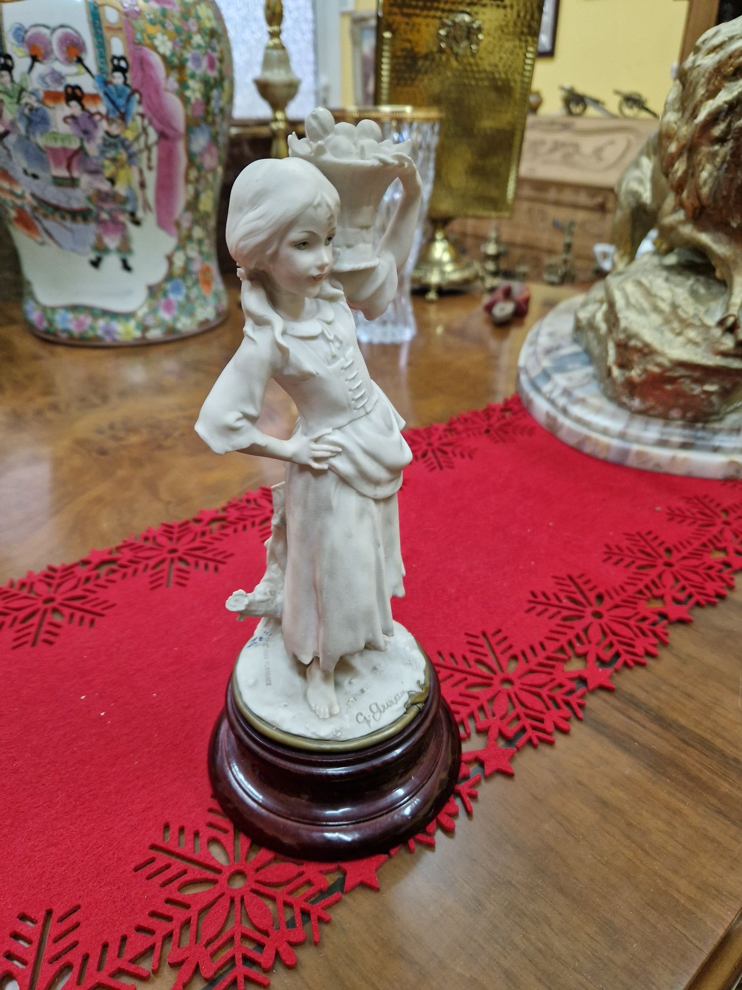 Чудесна антикварна италианска колекционерска фигура Capodimonte