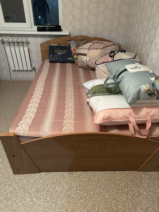 Кровать с матрасом