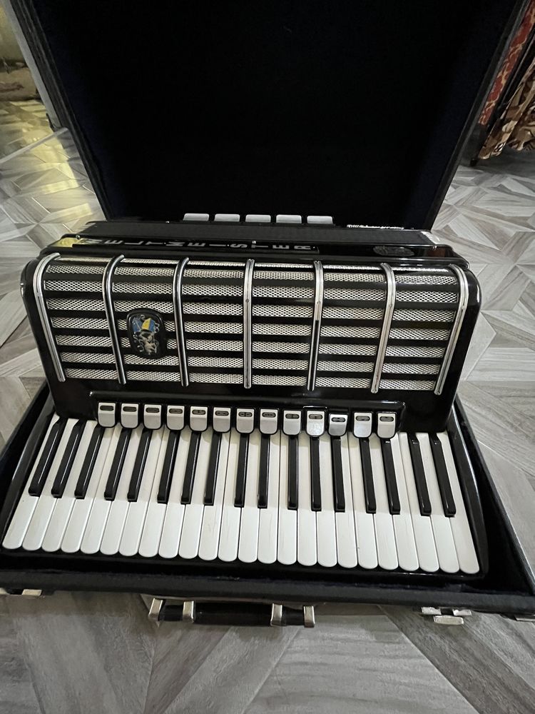 Vând Acordeon Weltmeister Cantus delux 5