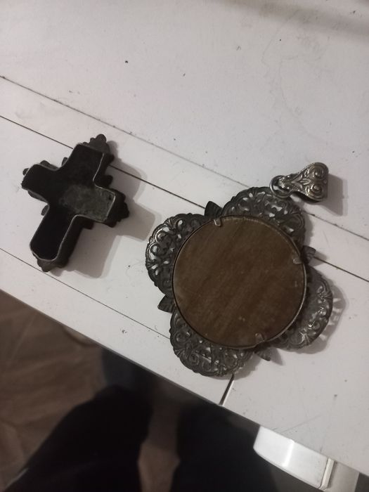 Стари кръст и икона