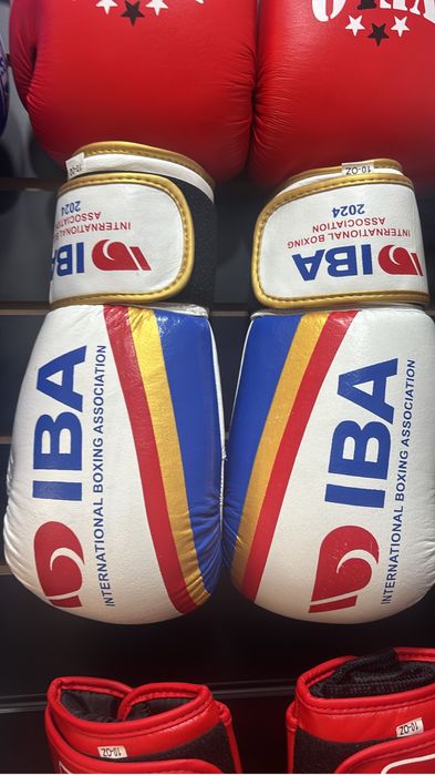 Бокс инвентари шлемы, капы, перчатки, форма