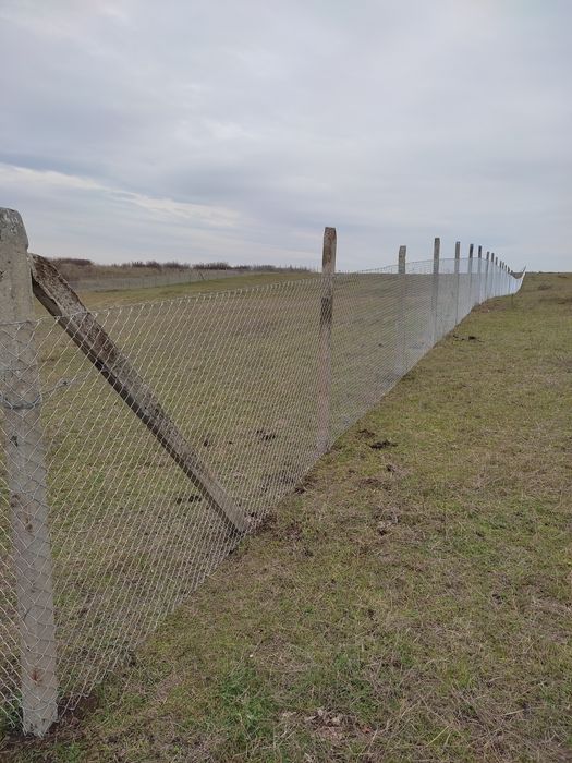 Изграждане на ограда с циментови колове и оградна мрежа