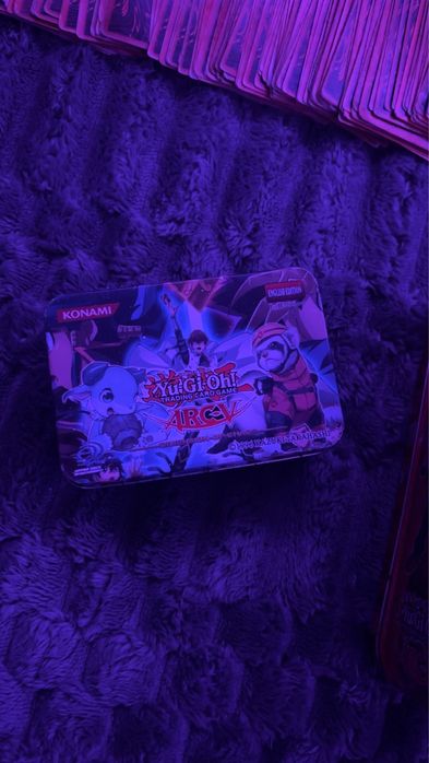 Продавам кутия с Yu-Gi-Oh! Карти