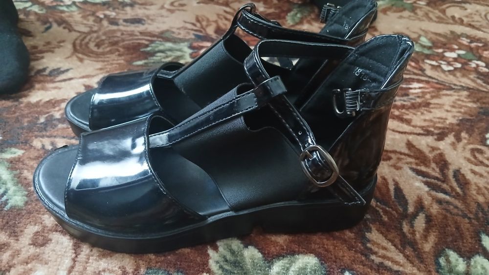 Продам сандали новые в хорошем состоянии не подошли  по размеру