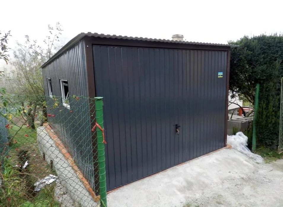 Vând garaje metalice din panouri sandwich 6×4