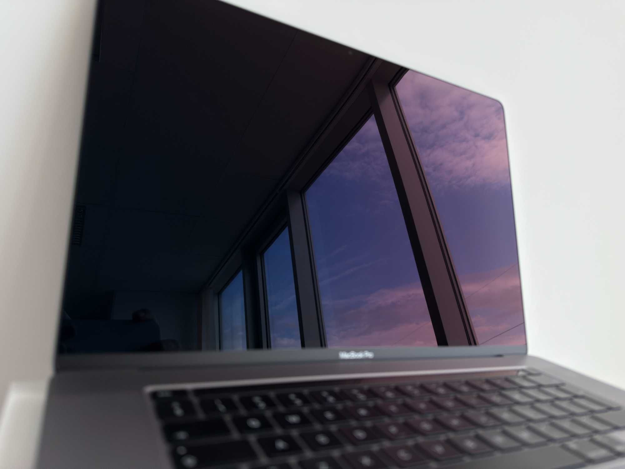 Продавам MacBook Pro 16" 2019 - i7 2.6GHz/16GB RAM /512GB SSD